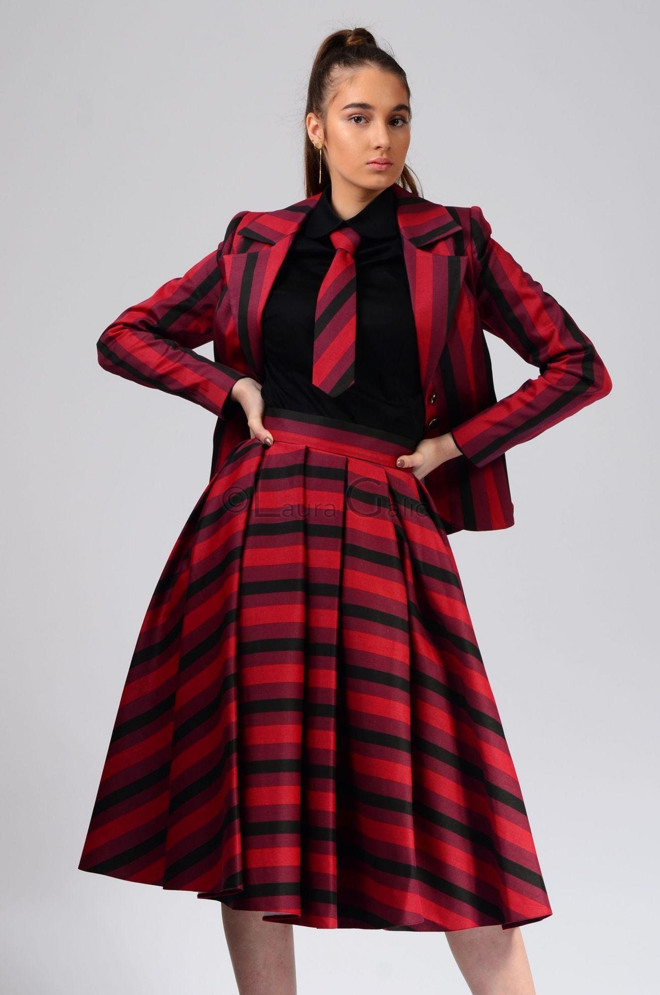 4-Teile-Anzug Ava, Krawatte Inklusive, Büro-Frauenanzug Mit Reichlich Rock, Einreiher-Blazer-Jacke | Ava von LauraGalic
