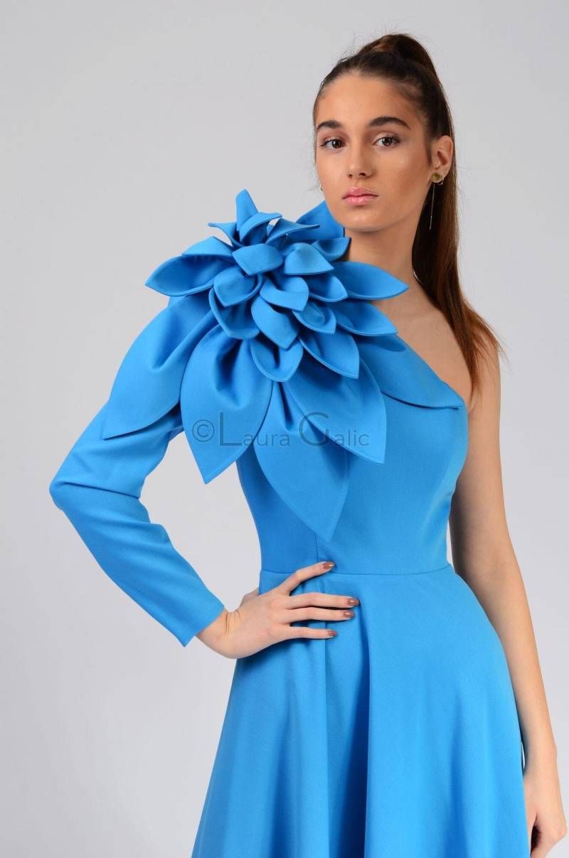 Langes Schulterkleid, Maxi Plissiertes One Sleeve Kleid, Handgemachte Schulterblume | Diedra von LauraGalic