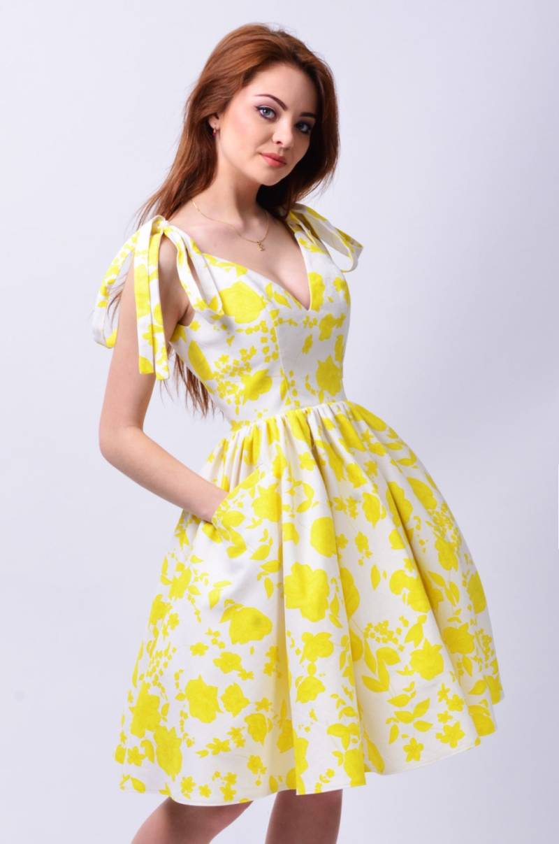 Midi Blumen Sommerkleid, Trägerkleid Ärmellos | Spitze von LauraGalic