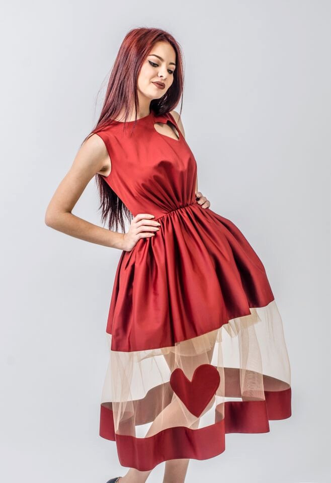 Sweetheart Midi Ärmelloses Kleid, Bateau Kragen Plissee Herz Kleid | Julia von LauraGalic