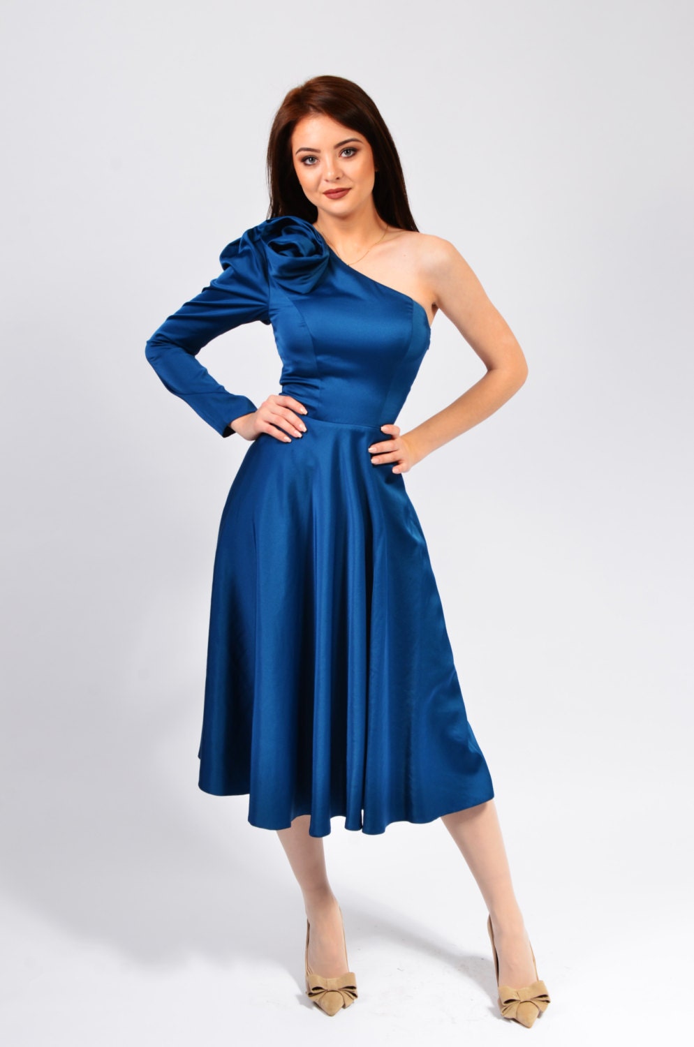 Unterhalb Des Knies Ein Schulterkleid, Midi Plissiertes One Sleeve Kleid | Tatiana von LauraGalic