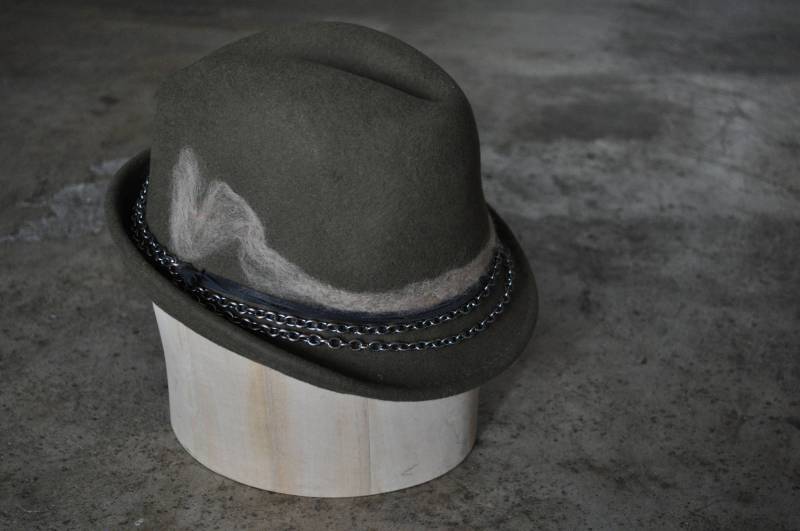 Fedora Hut - Wolle Grün Beige Leder Kette Im Used-Look Gefilzte Pinselstriche Einzelstück von LauraJRusch