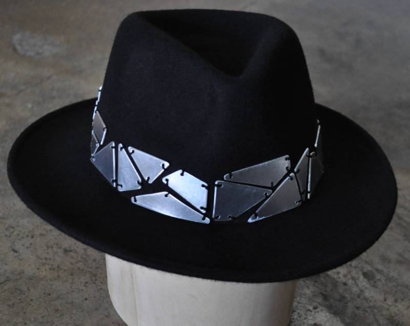 Fedora Hut - Wolle Schwarz Aluminium Geometrisch Stickerei Hutband Unikat von LauraJRusch