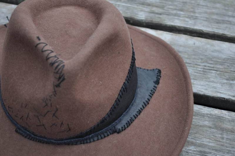 Western - Cowboy Hut Wolle Hellbraun Schwarz Leder Bestickt Distressed Unikate von LauraJRusch