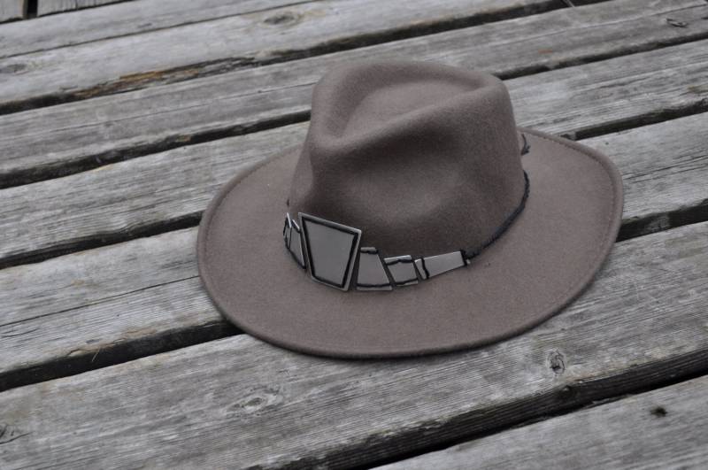 Western Cowboyhut - Wolle Hellbraun/Khaki Metall Aluminium Stickerei Geometrisch Hutband Einzelstück von LauraJRusch