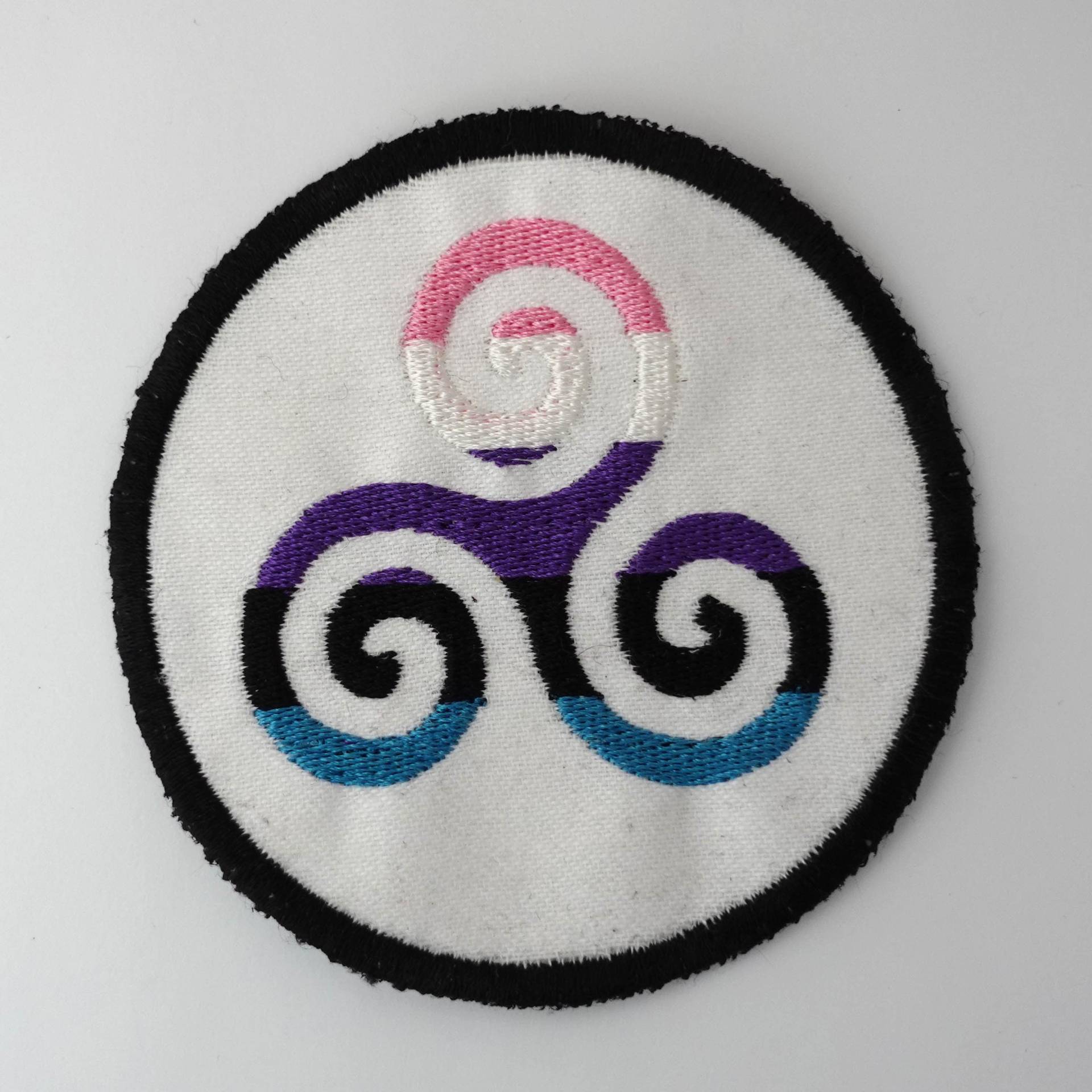 Genderfluid Pride Triskele Aufnäher Bestickter Genderfluid Pride Triskele Aufnäher Bestickter von LauraKaneDesigns