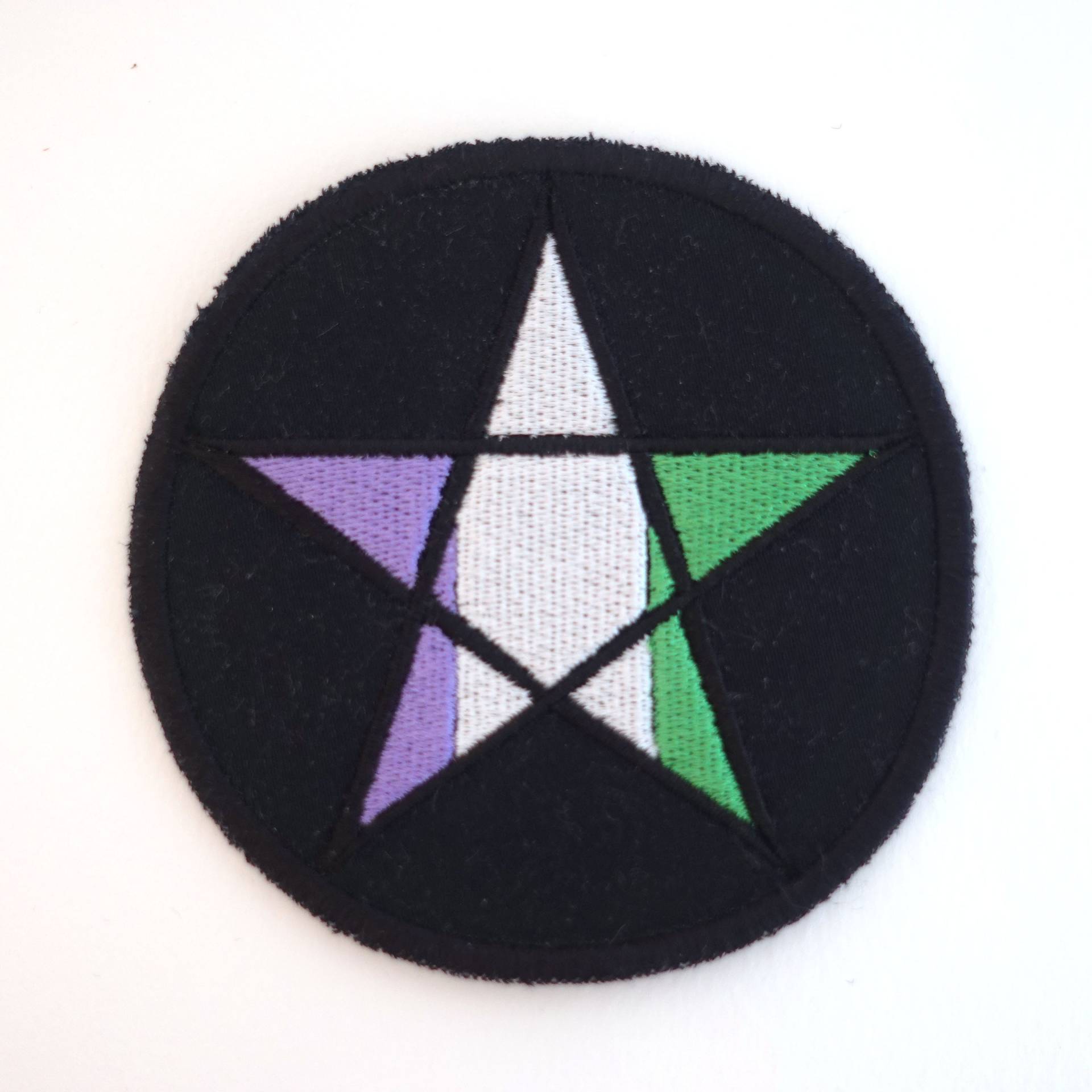 Genderqueer Pride Pentakel Aufnäher Weiß Oder Schwarz Hintergrund Genderqueer Pride Pentakel Aufnäher Weiß Oder Schwarz Hintergrund von LauraKaneDesigns