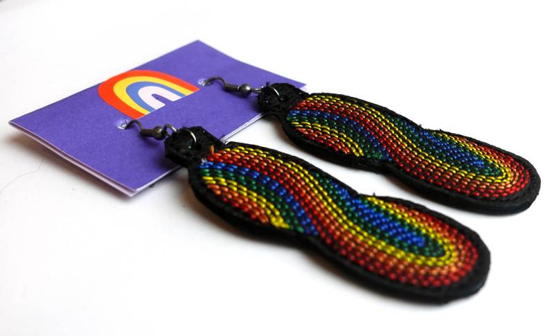 Handgemachte Leder Pride Regenbogen Bestickte Ohrringe von LauraKaneDesigns