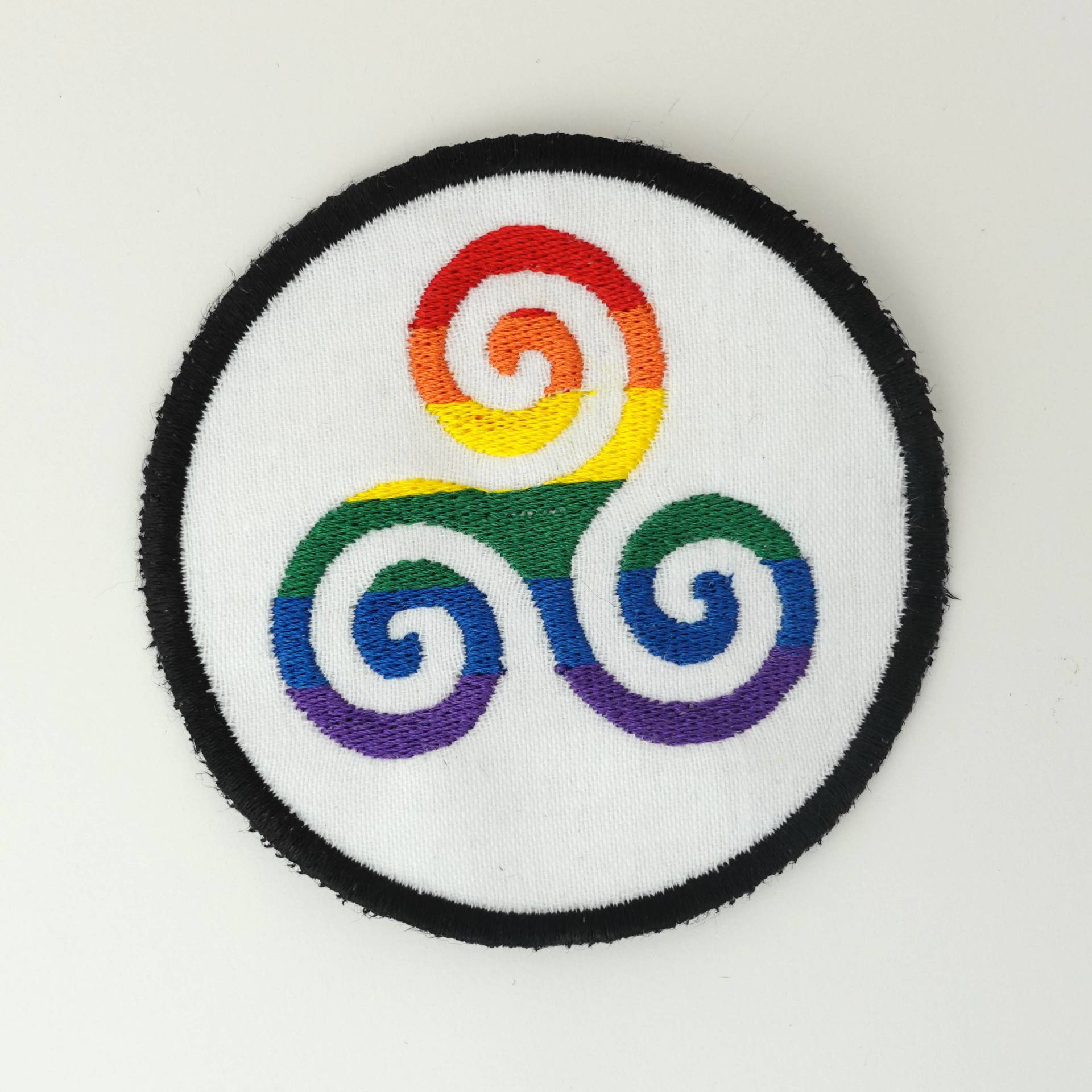 Rainbow Pride Triskele Gestickter Aufnäher Zum Aufnähen Rainbow Pride Triskele Gestickter Aufnäher Zum Aufnähen von LauraKaneDesigns