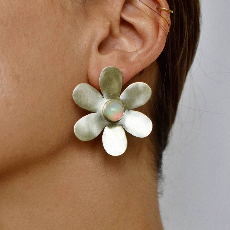 Große Daisy Ohrringe Mit Opal in Sterling Silber, Woodstock Festival Statement Schmuck, 60S/70S Flower Power, Retro Maximalist Style Große Daisy Ohrringe Mit Opal in Sterling Silber, Woodstock Festival Statement Schmuck, 60S/70S Flower Power, Retro Maximalist Style von LauraMarJewelry