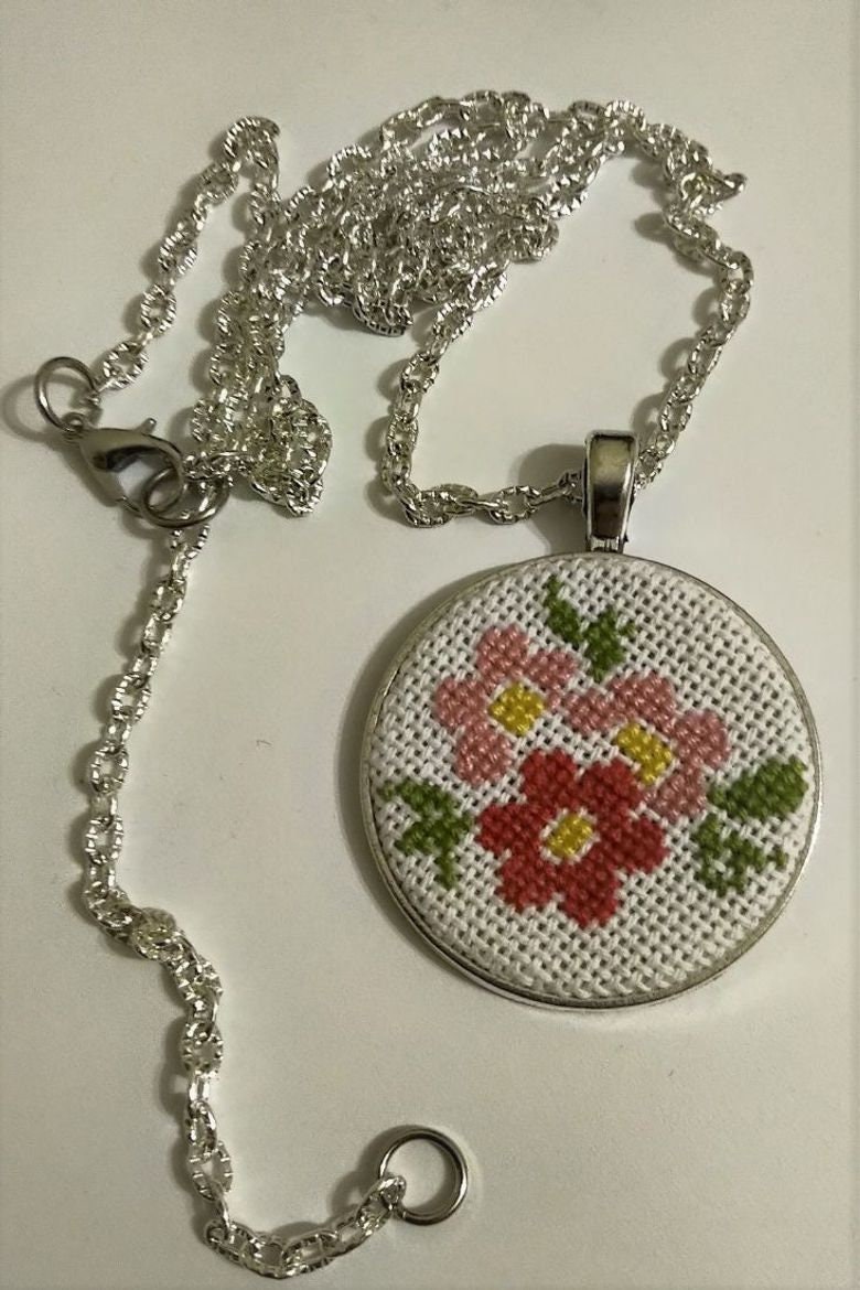 Bestickte Florale Halskette, Handgenähte Handgemachte Halskette Bestickte Florale Halskette, Handgenähte Handgemachte Halskette von LauraPersic