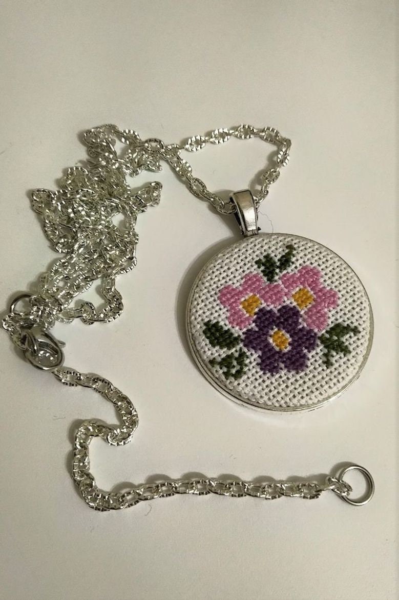 Bestickte Florale Halskette, Handgenähte Handgemachte Halskette Bestickte Florale Halskette, Handgenähte Handgemachte Halskette von LauraPersic