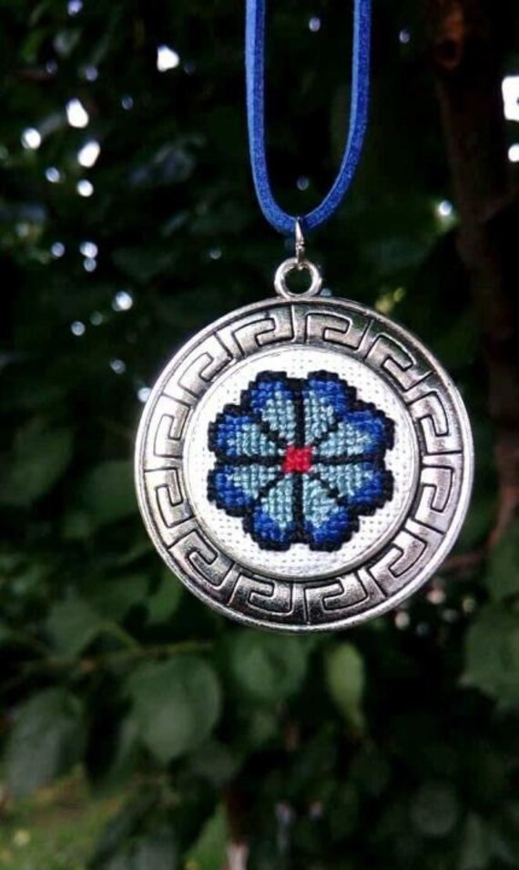 Blaue Blume; Runder Anhänger; Kreuzstiche; Handgemachte Stickerei Blaue Blume; Runder Anhänger; Kreuzstiche; Handgemachte Stickerei von LauraPersic