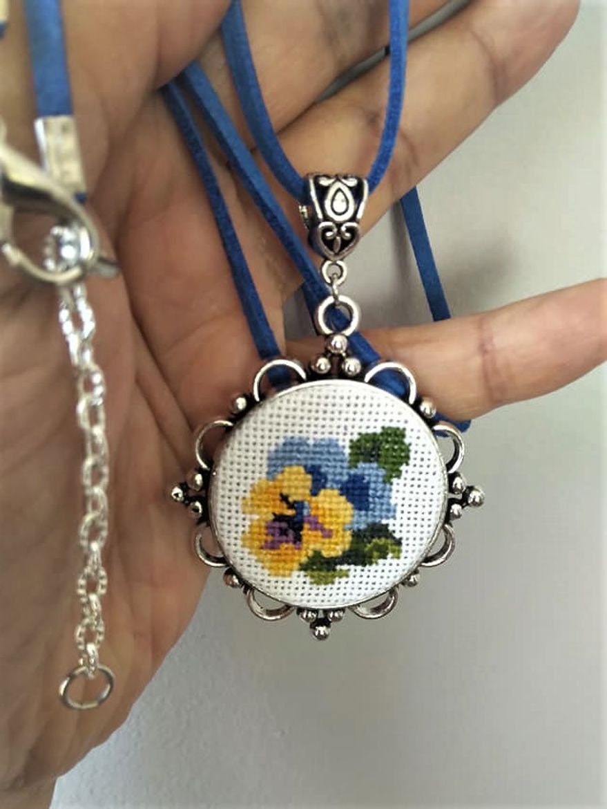 stiefmütterchen Blumen Bestickte Halskette Kreuzstich Micro Bestickt Schmuck Anhänger Frühling Geschenk Für Sie Muttertag von LauraPersic