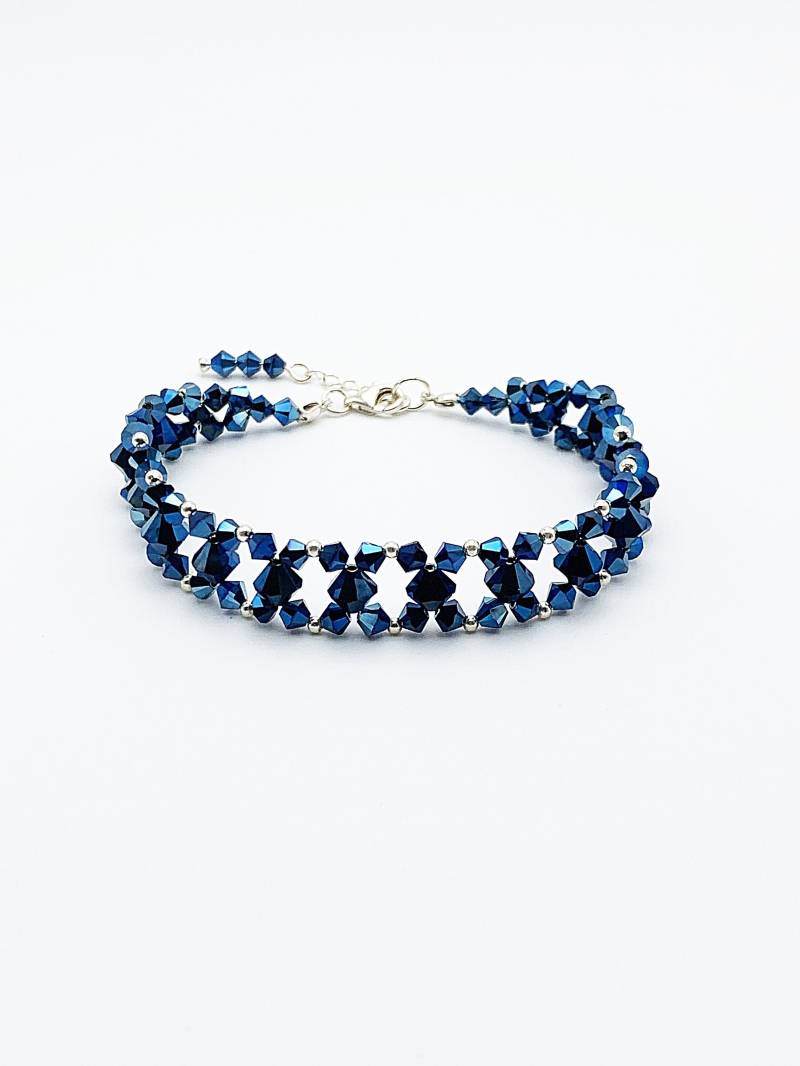 Dünnes Swarovski-Manschettenarmband Aus Metallisch Blauen Kristallperlen Und Silberperlen, Verschluss 925Er Silber Dünnes Swarovski-Manschettenarmband Aus Metallisch Blauen Kristallperlen Und Silberperlen, Verschluss 925Er Silber von LauraScreations27