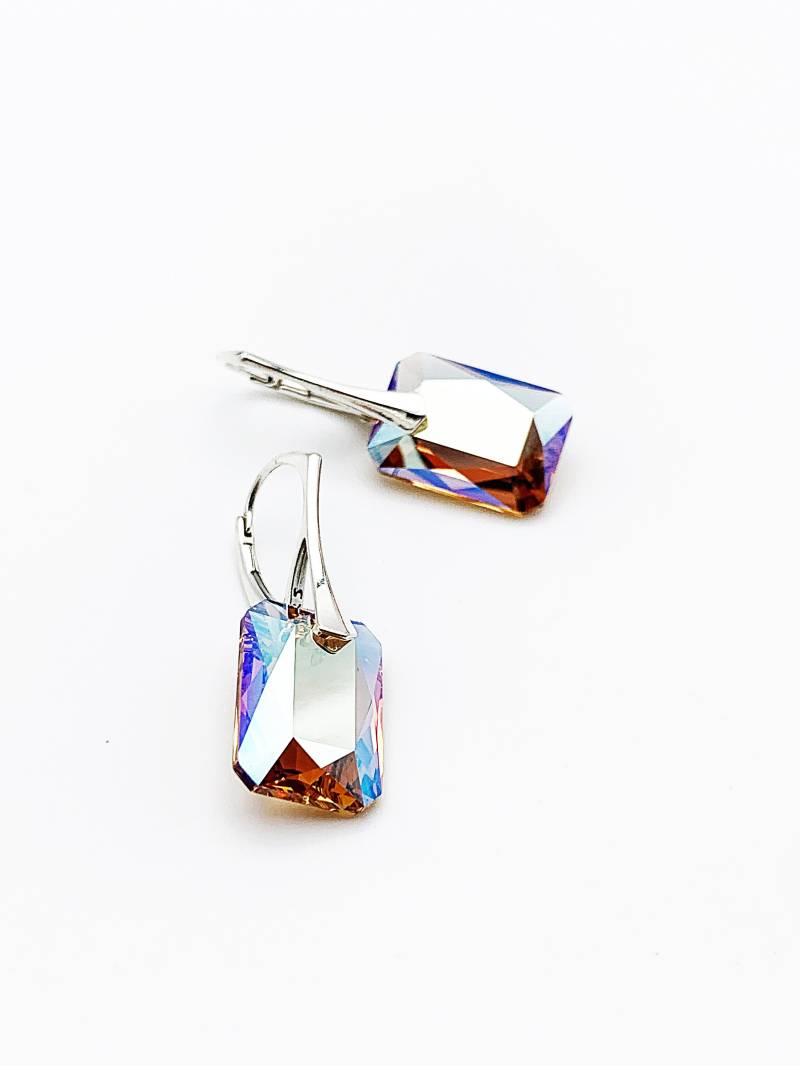 Hellbraune Rechteckige Ohrringe Mit Swarovski-Kristall-Anhänger Und Bunten Reflexen Auf 925Er Silber-Ohrsteckern Hellbraune Rechteckige Ohrringe Mit Swarovski-Kristall-Anhänger Und Bunten Reflexen Auf 925Er Silber-Ohrsteckern von LauraScreations27
