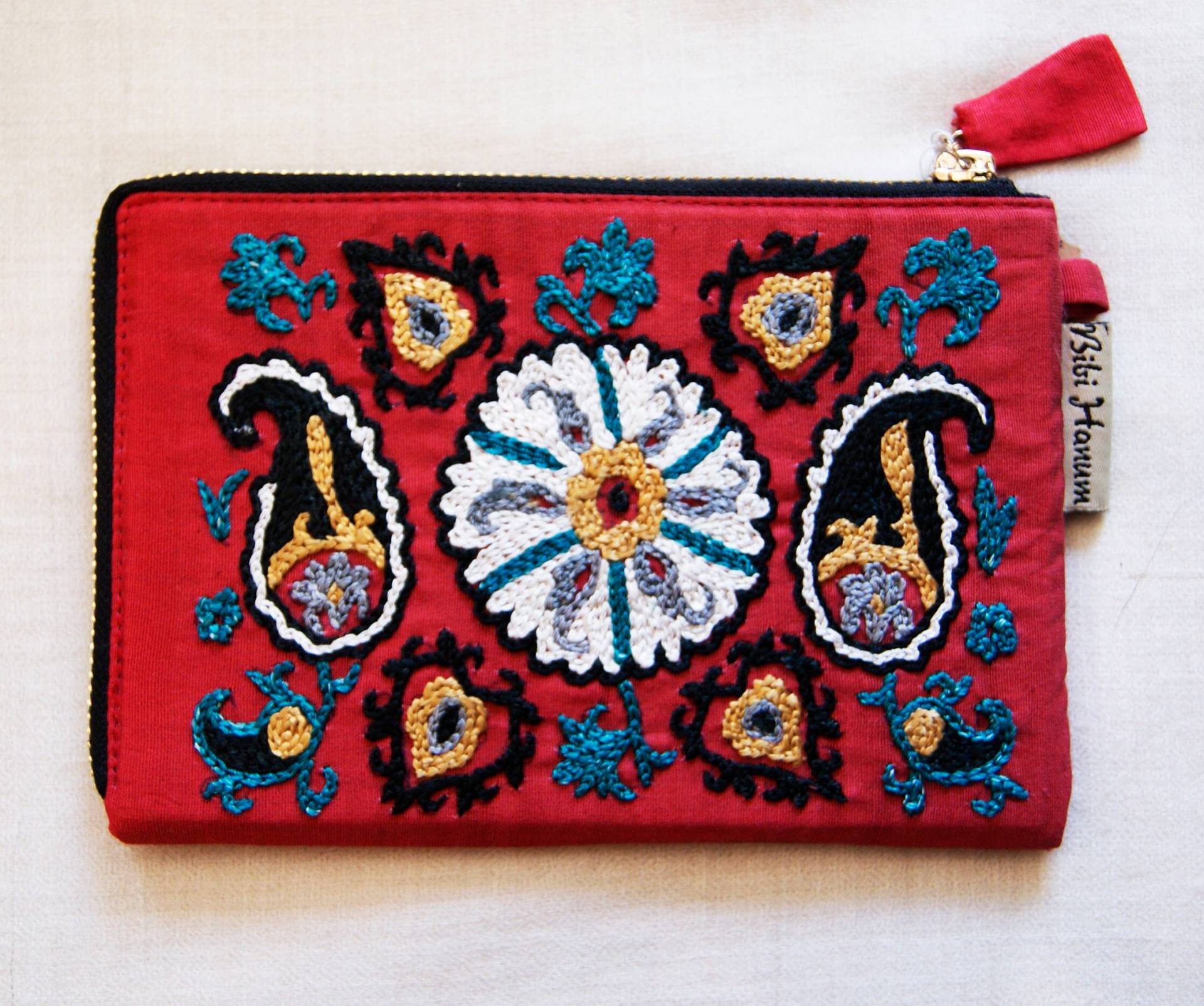 Rote Hand Bestickte Brieftasche Kreditkartenhalter Suzani Boho Ethnic Usbekistan Folk Art Festival Rote Hand Bestickte Brieftasche Kreditkartenhalter Suzani Boho Ethnic Usbekistan Folk Art Festival von LauraShepherdAtelier
