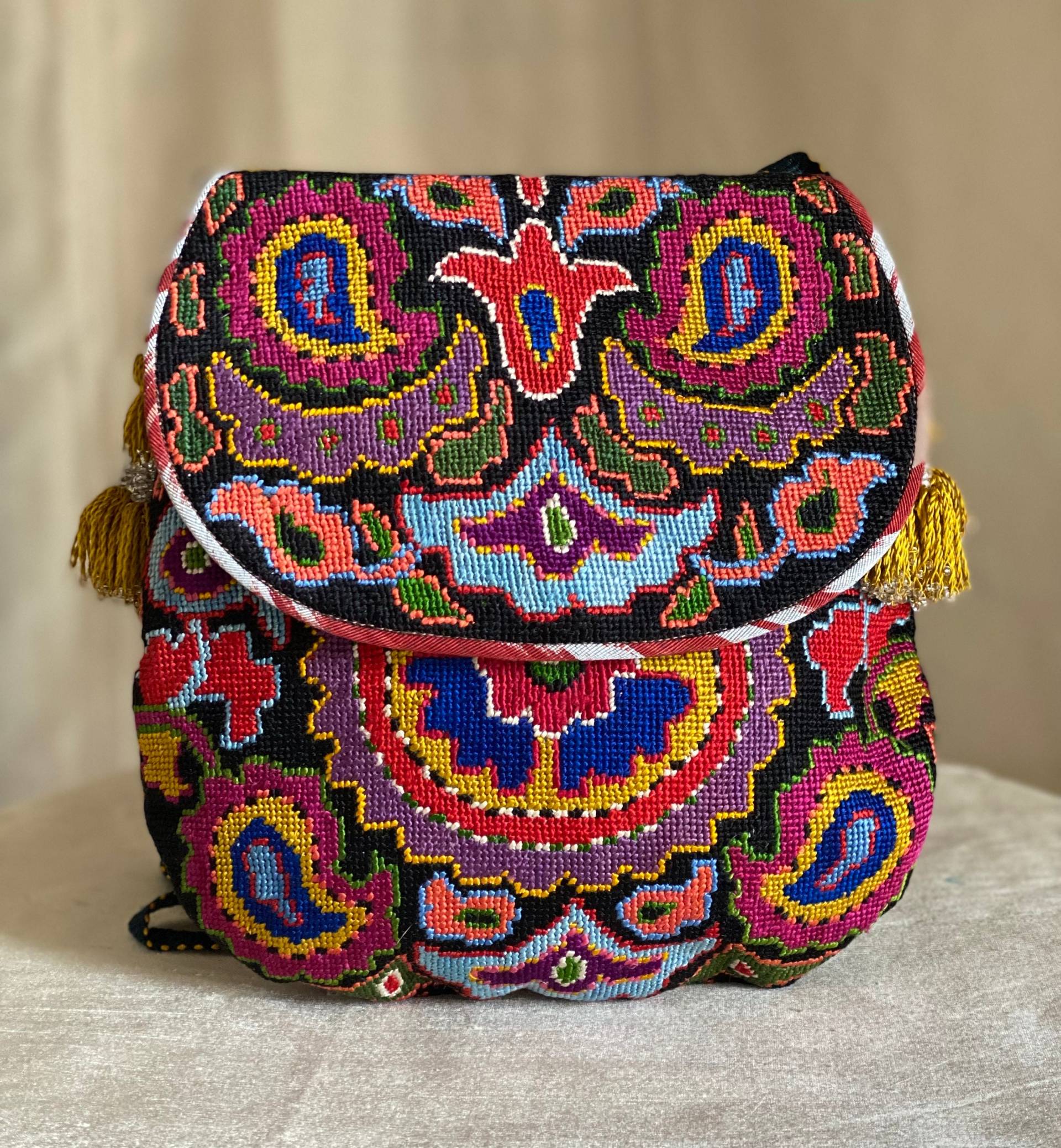Schwarz/Lila Regenbogen Crossbody Bestickte Handtasche Medium Seide Petit Point Nadelspitze Usbekistan Volkskunst Suzani Festival Schwarz/Lila Regenbogen Crossbody Bestickte Handtasche Medium Seide Petit Point Nadelspitze Usbekistan Volkskunst Suzani Festival von LauraShepherdAtelier