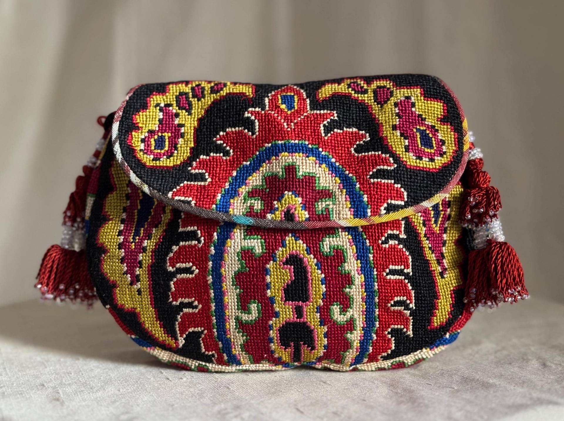 Schwarz/Rot Gold Kleine Handtasche Crossbody Zwickel Seide Petit Point Nadelspitze Usbekistan Volkskunst Ikat Suzani Quasten Abendhandtasche Schwarz/Rot Gold Kleine Handtasche Crossbody Zwickel Seide Petit Point Nadelspitze Usbekistan Volkskunst Ikat Suzani Quasten Abendhandtasche von LauraShepherdAtelier
