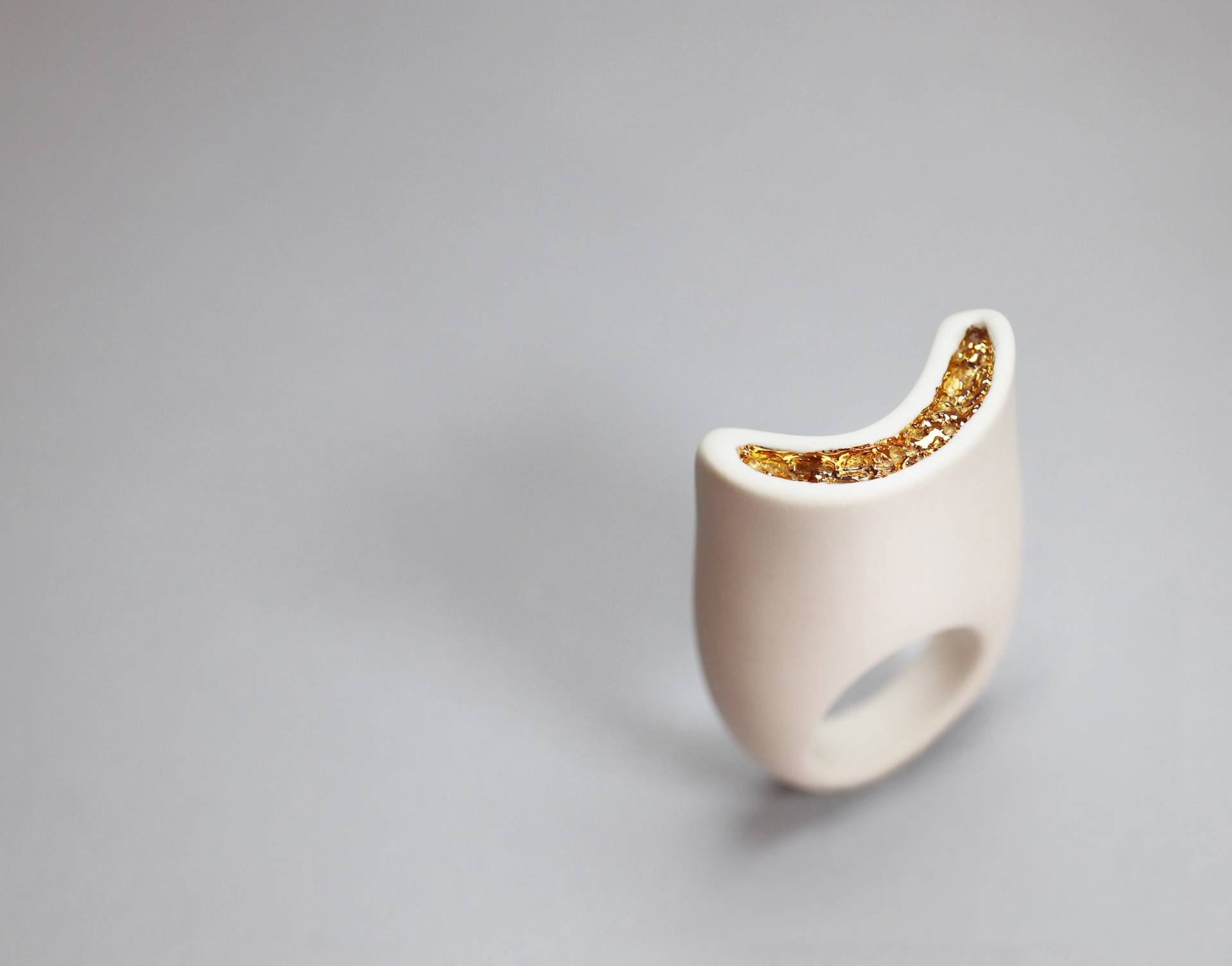 Ooak No11, Pezzo Unico Misura 8 Us, Contemporaneo Weiß Und Gold, Zusätzlich Dickes Porzellan Ooak No11, Pezzo Unico Misura 8 Us, Contemporaneo Weiß Und Gold, Zusätzlich Dickes Porzellan von LauraTosoJewelry