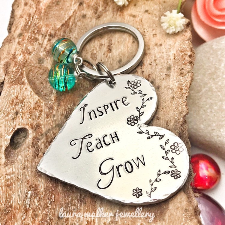 Geschenk-Lehrer-Schlüsselanhänger, Gestempelter Lehrer-Schlüsselanhänger, Dankeschön-Lehrer, Namens-Schlüsselanhänger Lehrer, Teach Inspire Grow Geschenk-Lehrer-Schlüsselanhänger, Gestempelter Lehrer-Schlüsselanhänger, Dankeschön-Lehrer, Namens-Schlüsselanhänger Lehrer, Teach Inspire Grow von LauraWalkerJewellery