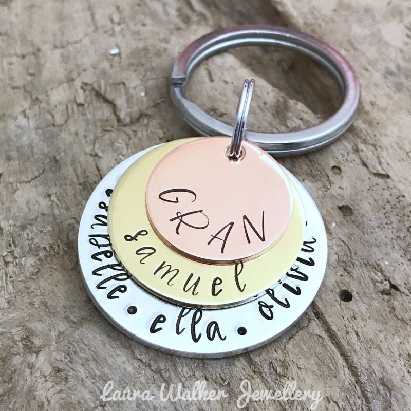 Gestempelter Schlüsselanhänger Oma, Geschenk Mit Namen Des Enkelkindes, Stapel-Schlüsselanhänger, Aus Gemischten Metallen Oma Gestempelter Schlüsselanhänger Oma, Geschenk Mit Namen Des Enkelkindes, Stapel-Schlüsselanhänger, Aus Gemischten Metallen Oma von LauraWalkerJewellery