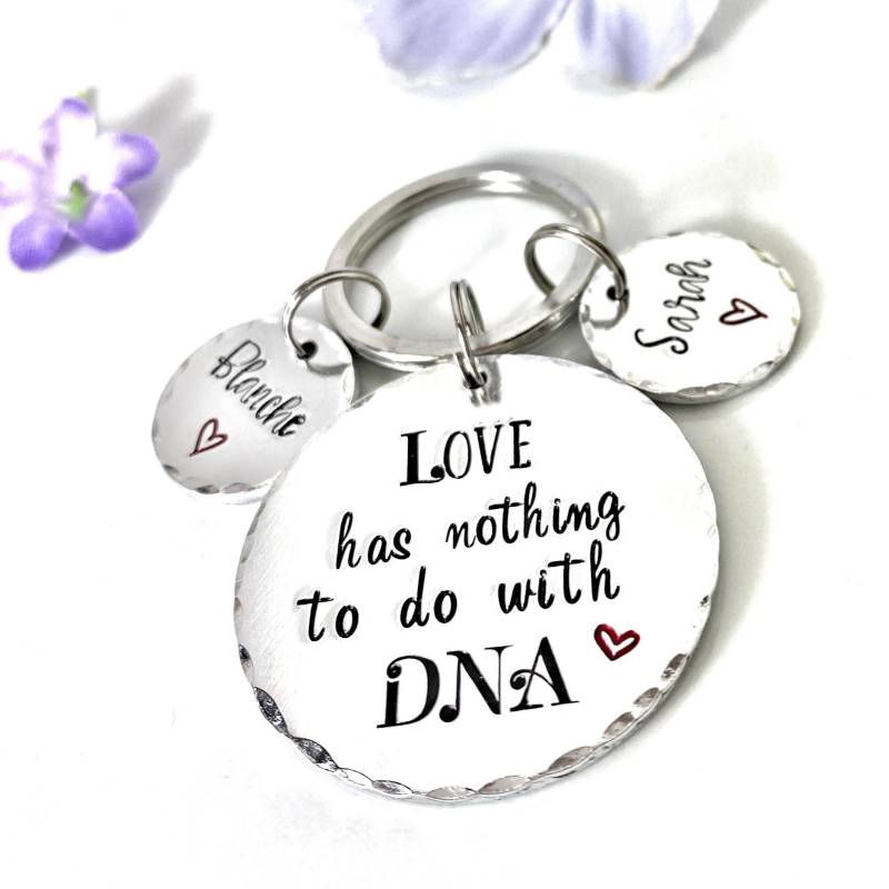 Handgestempelter Schlüsselanhänger Für Stiefvater, Individueller „Liebe Hat Nichts Mit Dna Zu Tun" Handgestempelter Schlüsselanhänger Für Stiefvater, Individueller „Liebe Hat Nichts Mit Dna Zu Tun" von LauraWalkerJewellery