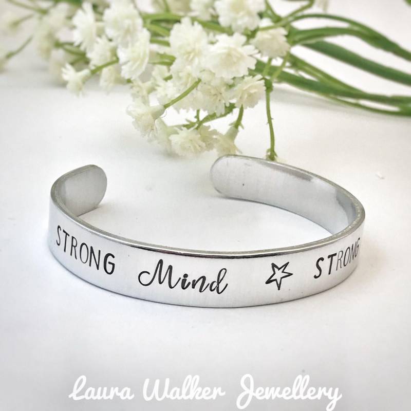 Inspirierendes Manschettenarmband, Gestempelte Manschette, Inspirierendes Kraftarmband, Starker Geist, Körper Inspirierendes Manschettenarmband, Gestempelte Manschette, Inspirierendes Kraftarmband, Starker Geist, Körper von LauraWalkerJewellery