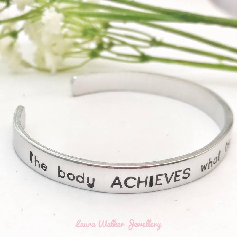 Inspirierendes Manschettenarmband, Gestempelte Manschette, Inspirierendes Kraftarmband, Starker Geist, Körper Inspirierendes Manschettenarmband, Gestempelte Manschette, Inspirierendes Kraftarmband, Starker Geist, Körper von LauraWalkerJewellery