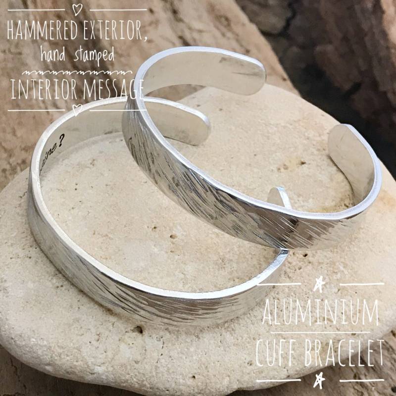 Personalisierter Armreif, Personalisierter Armreif Aus Metall, Handgestempelter Personalisierter Armreif, Personalisierter Armreif Aus Metall, Handgestempelter von LauraWalkerJewellery