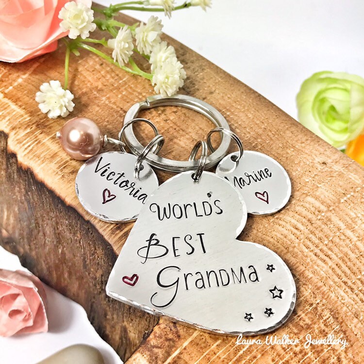 Personalisierter Schlüsselanhänger Als Muttergeschenk, Handgravierter Personalisierter Schlüsselanhänger Als Muttergeschenk, Handgravierter von LauraWalkerJewellery