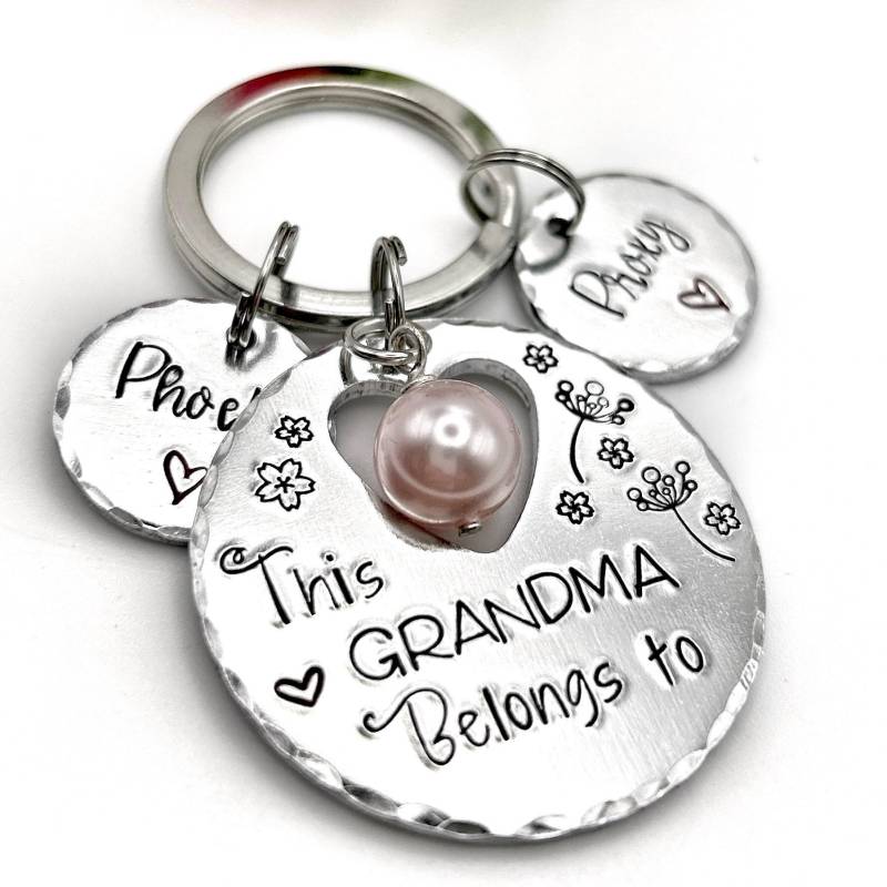 Personalisierter Schlüsselanhänger Als Oma-Geschenk, Handgravierter Schlüsselanhänger, Oma-Idee Personalisierter Schlüsselanhänger Als Oma-Geschenk, Handgravierter Schlüsselanhänger, Oma-Idee von LauraWalkerJewellery