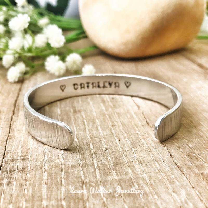 Silberner Armreif Mit Gravur Des Vornamens, Geschenkarmreif, Personalisierter Schmuck, Vornamenschmuck Silberner Armreif Mit Gravur Des Vornamens, Geschenkarmreif, Personalisierter Schmuck, Vornamenschmuck von LauraWalkerJewellery