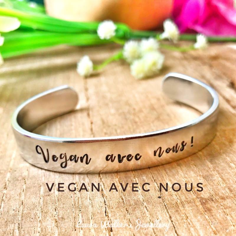 Veganer Schmuck, Veganer Armreif, Aluminium-Armreif, Graviertes Armband, Vegan Bei Uns Veganer Schmuck, Veganer Armreif, Aluminium-Armreif, Graviertes Armband, Vegan Bei Uns von LauraWalkerJewellery