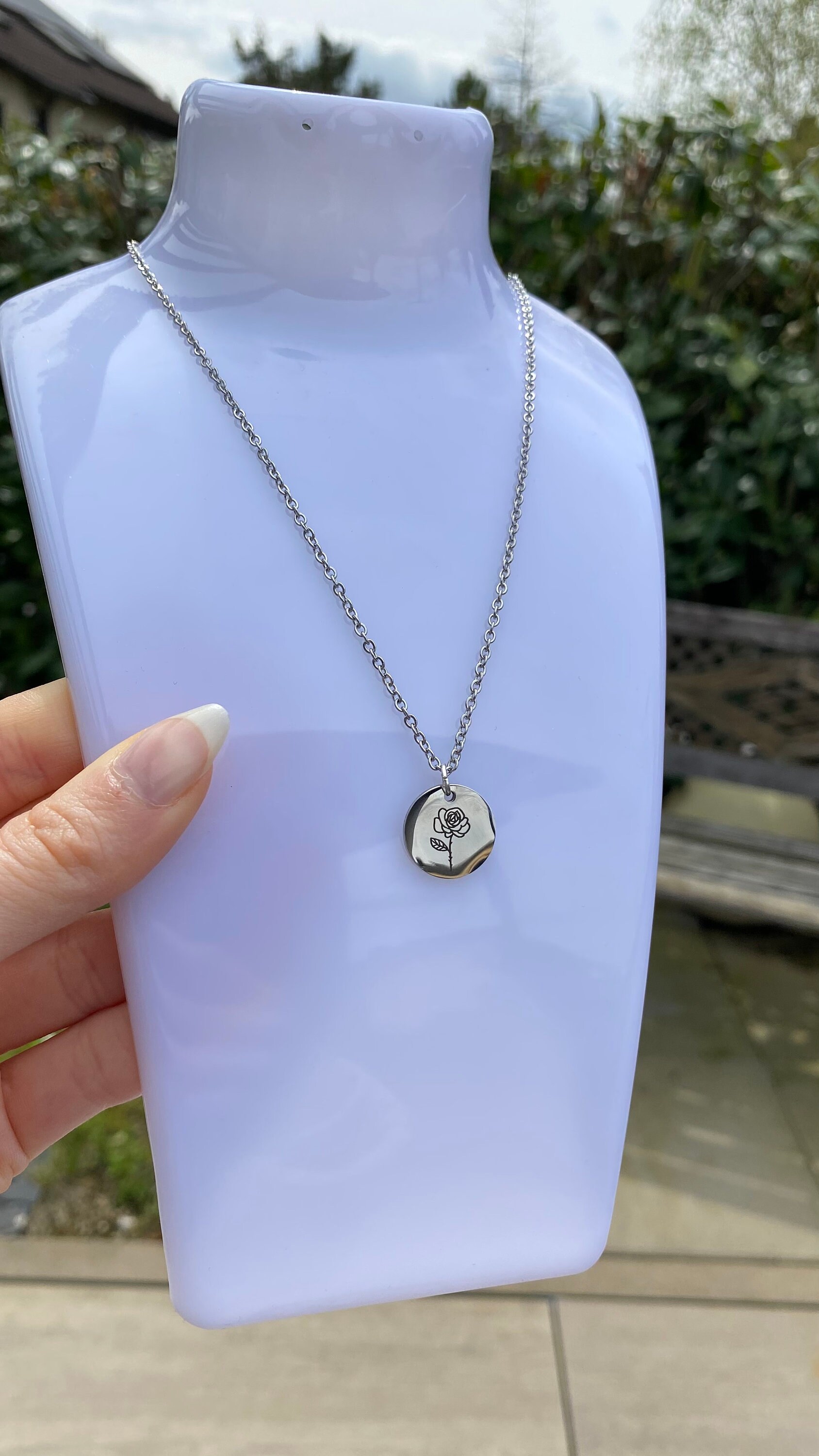 Kette Mit Anhänger Rosenmotiv Kette Mit Anhänger Rosenmotiv von LauraliJewellery