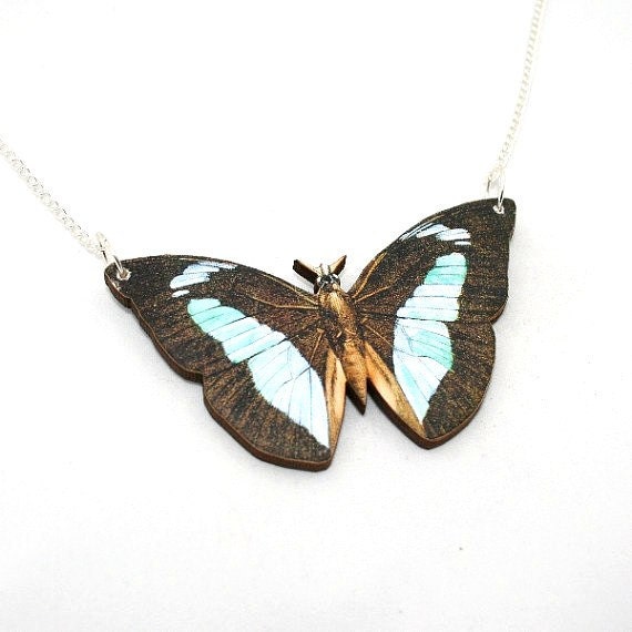 Braun & Blau Schmetterling Halskette, Holz Anhänger, Illustration Schmuck, Wald, Tier Schmuck Braun & Blau Schmetterling Halskette, Holz Anhänger, Illustration Schmuck, Wald, Tier Schmuck von LaurasJewellery