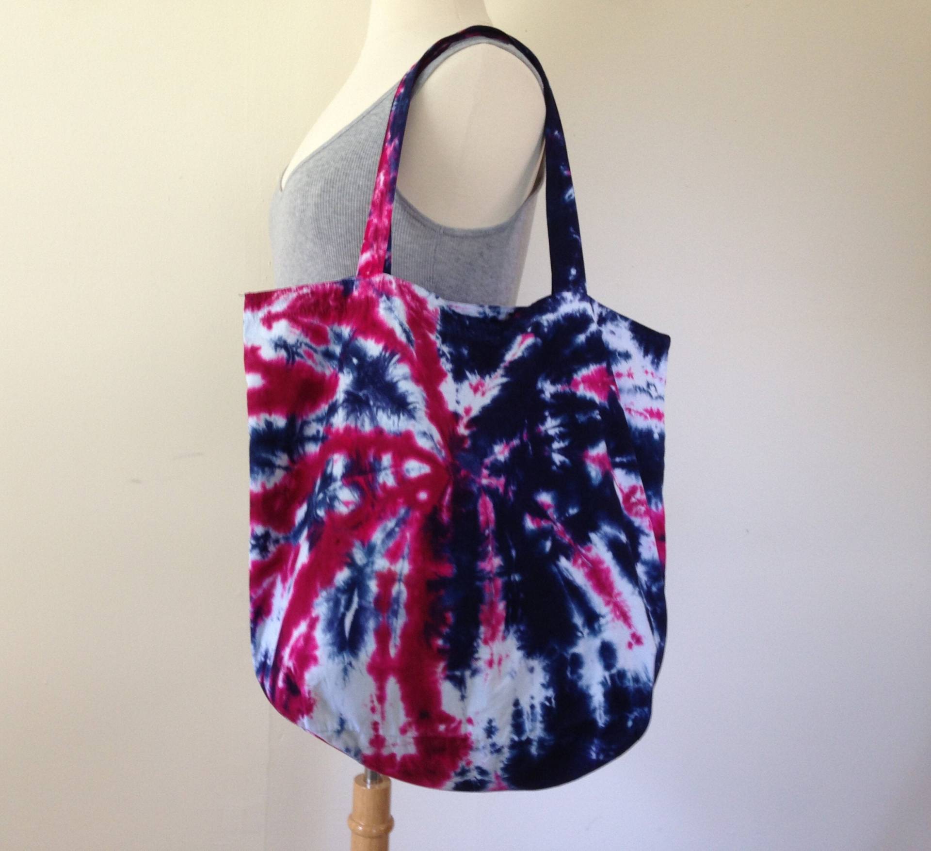 Big Tie Dye Beach Bag Rot, Weiß & Blau Feuerwerk Extra Große Einkaufstasche Mit Tasche Big Tie Dye Beach Bag Rot, Weiß & Blau Feuerwerk Extra Große Einkaufstasche Mit Tasche von LaurasMuse