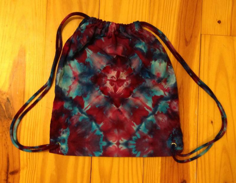 Eis Gefärbt Rucksack Drawstring Tasche Einzigartige Krawatte Farbstoff Diamant in Magenta Blau Violett & Lila Eis Gefärbt Rucksack Drawstring Tasche Einzigartige Krawatte Farbstoff Diamant in Magenta Blau Violett & Lila von LaurasMuse