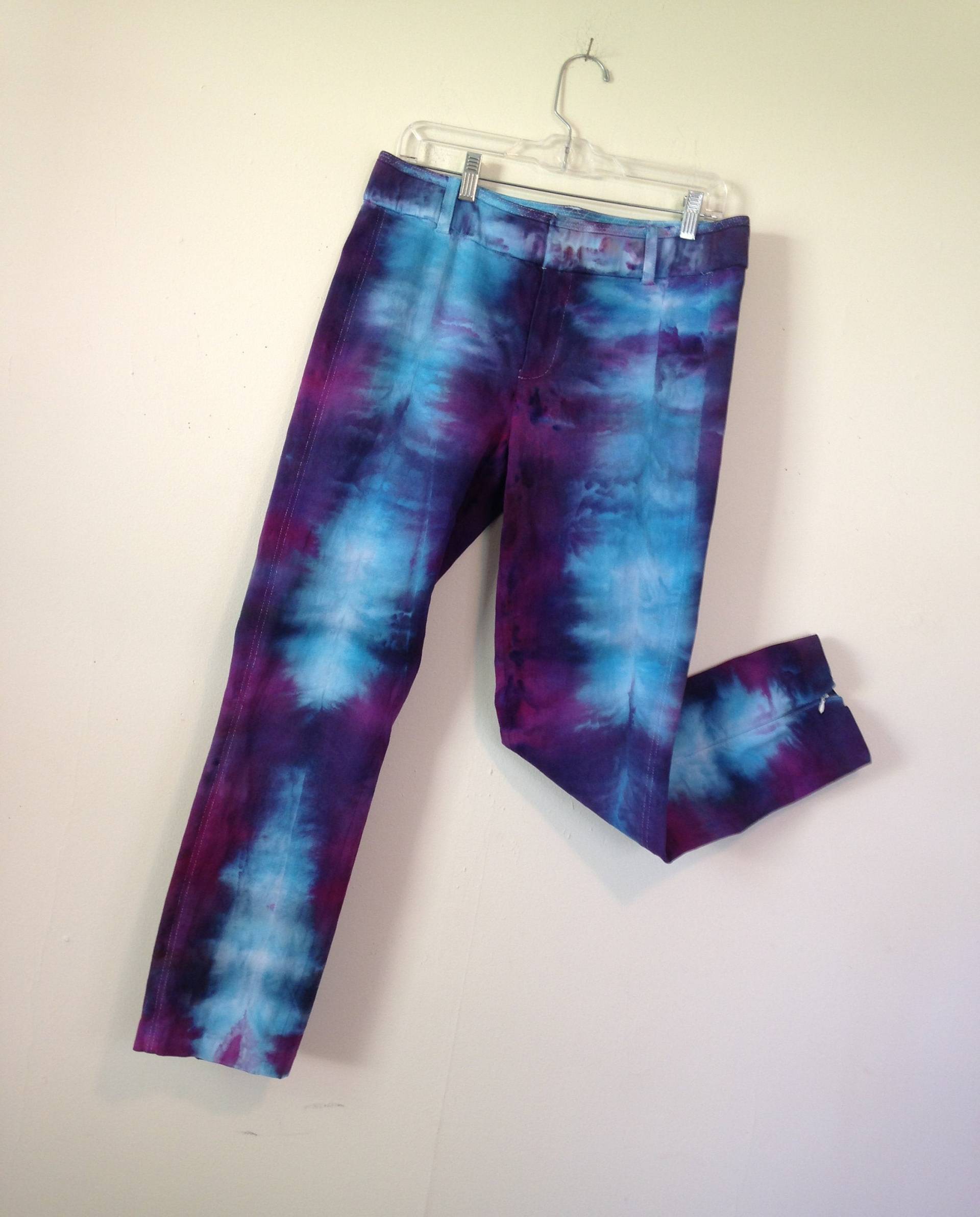 Krawatte Farbstoff Jeans Knöchel Zip Skinny Stretch Denim Hose Eis Gefärbt in Lila, Magenta & Türkis Größe 10 Krawatte Farbstoff Jeans Knöchel Zip Skinny Stretch Denim Hose Eis Gefärbt in Lila, Magenta & Türkis Größe 10 von LaurasMuse
