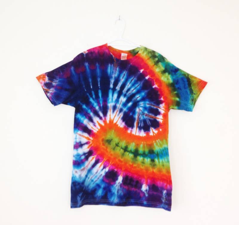 Krawatte Farbstoff T-Shirt Eis Gefärbt Unendlichkeit Wirbeln in Hellen Regenbogen Farben Unisex Größe M von LaurasMuse