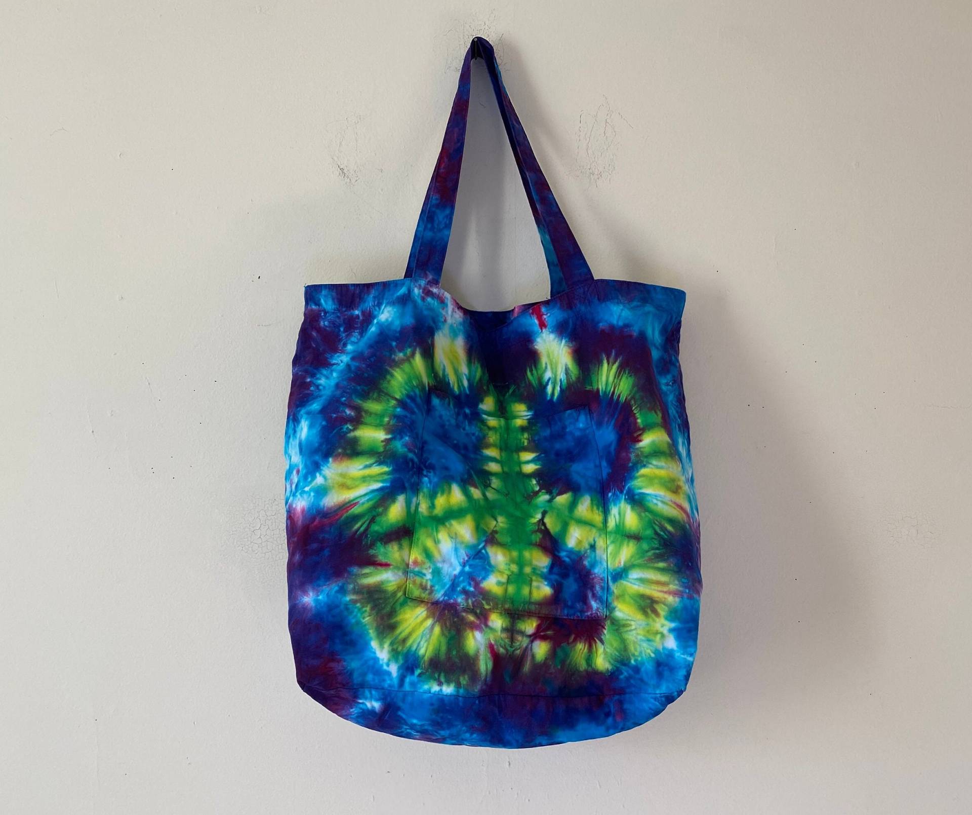 Tie Dye Peace Zeichen Strandtasche Handgefärbt Gelb-Grün Symbol Auf Blau & Lila Extra Große Einkaufstasche Mit Tasche Tie Dye Peace Zeichen Strandtasche Handgefärbt Gelb-Grün Symbol Auf Blau & Lila Extra Große Einkaufstasche Mit Tasche von LaurasMuse
