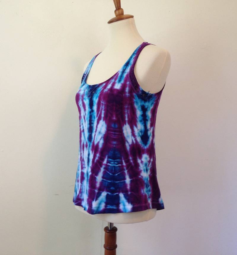 Tie Dye Tank Top Handgefärbt in Himbeere, Türkis & Blaue Spitze Mit High-Low-Saum Am Oberteil Größe S von LaurasMuse