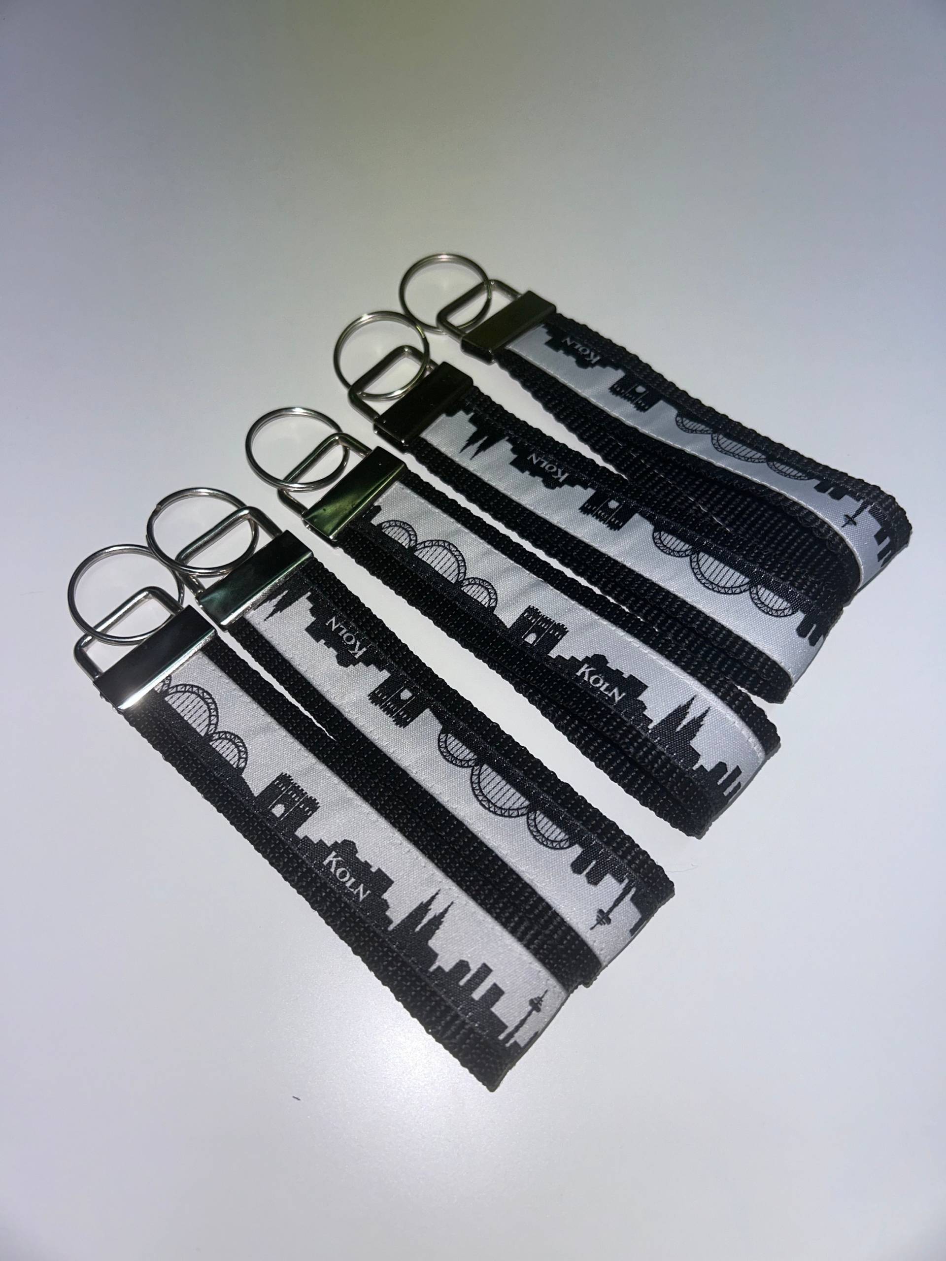 Schlüsselband Köln Skyline Schwarz - Handgemachter Schlüsselanhänger Mit Kölner Silhouette Schlüsselband Köln Skyline Schwarz - Handgemachter Schlüsselanhänger Mit Kölner Silhouette von LaurasPawcrafts