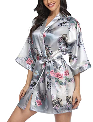 Kimono-Bademantel aus Satin mit Blumenmuster für Damen, kurze Brautjungfer und Brautmantel für Hochzeitsfeier, hellgrau, XX-Large Kimono-Bademantel aus Satin mit Blumenmuster für Damen, kurze Brautjungfer und Brautmantel für Hochzeitsfeier, hellgrau, XX-Large von Laurel Snow