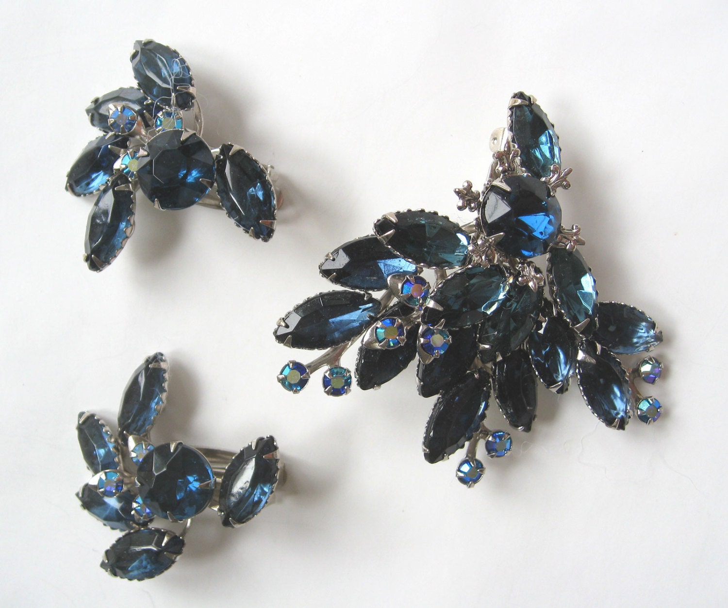 Kostenloser Versand Nach Us. Vintage Dark Saphir Blau Und Aurora Borealis Silber Ton Brosche & Clip Ohrringe Set - Atemberaubend Kostenloser Versand Nach Us. Vintage Dark Saphir Blau Und Aurora Borealis Silber Ton Brosche & Clip Ohrringe Set - Atemberaubend von LaurelByDesign