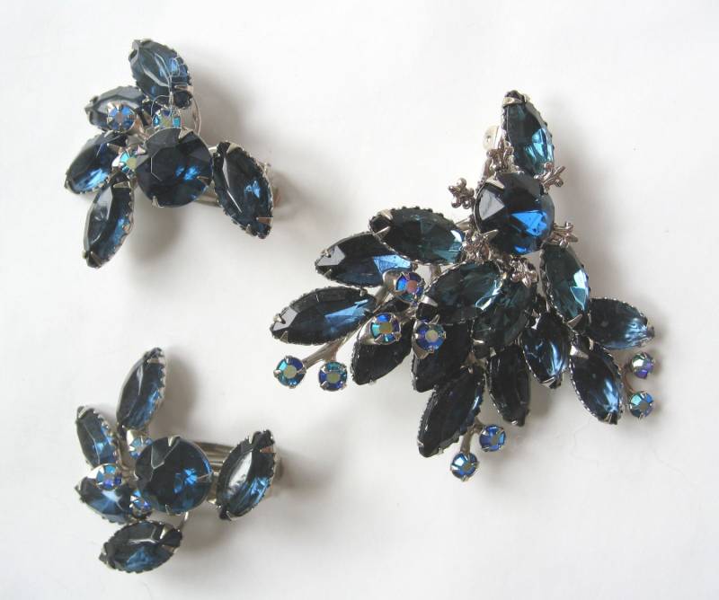 Kostenloser Versand Nach Us. Vintage Dark Saphir Blau Und Aurora Borealis Silber Ton Brosche & Clip Ohrringe Set - Atemberaubend Kostenloser Versand Nach Us. Vintage Dark Saphir Blau Und Aurora Borealis Silber Ton Brosche & Clip Ohrringe Set - Atemberaubend von LaurelByDesign