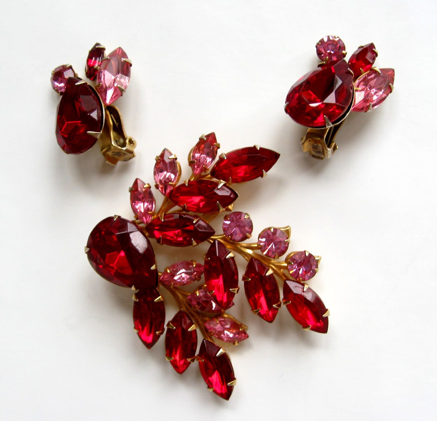 Kostenloser Versand Nach Us. Vintage Rubinrot Und Rosa Strass "Beau Jewels" Brosche & Clip Ohrringe Demi Parure - Atemberaubend Kostenloser Versand Nach Us. Vintage Rubinrot Und Rosa Strass "Beau Jewels" Brosche & Clip Ohrringe Demi Parure - Atemberaubend von LaurelByDesign