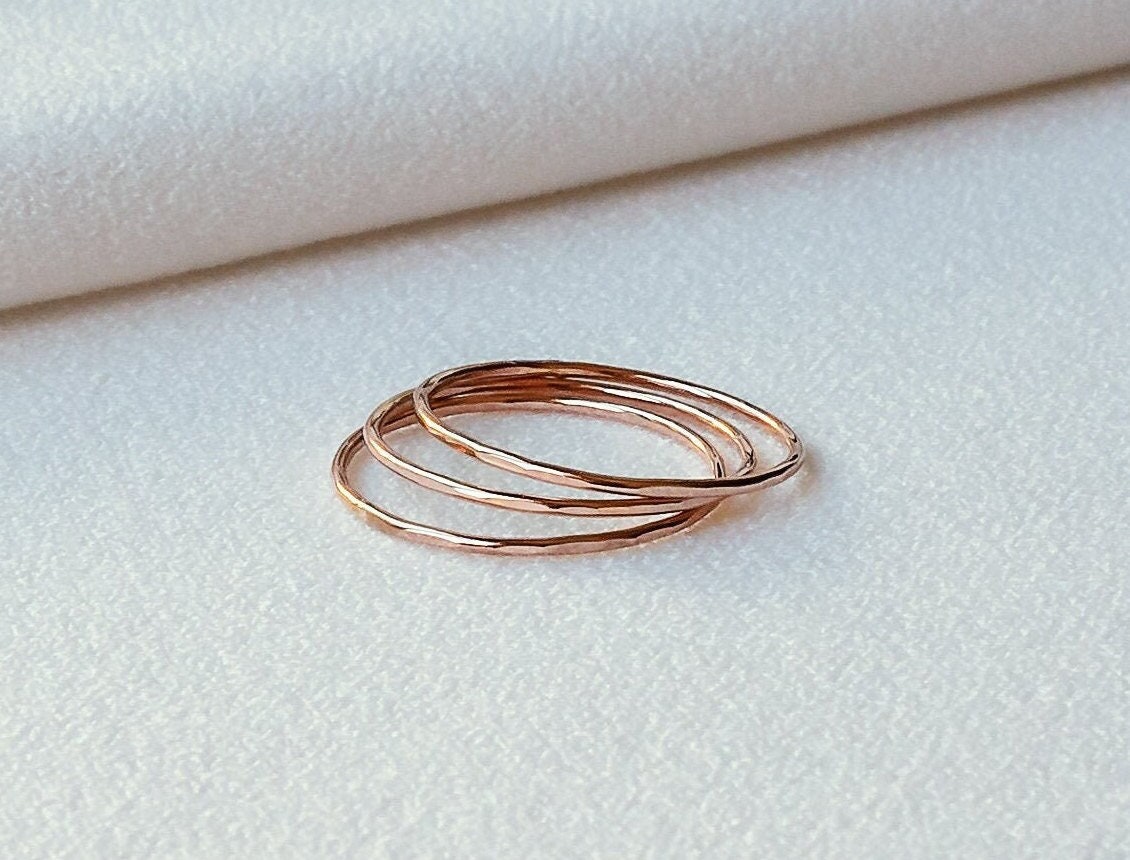 3Er Set Stapelringe Roségold | 14K Rosegold Filled Stapelring Gehämmerter Ring Ultra Dünner Zierliche Minimal von LaurelElaineJewelry