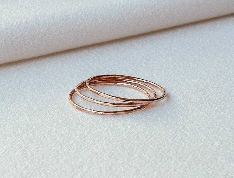 3Er Set Stapelringe Roségold | 14K Rosegold Filled Stapelring Gehämmerter Ring Ultra Dünner Zierliche Minimal 3Er Set Stapelringe Roségold | 14K Rosegold Filled Stapelring Gehämmerter Ring Ultra Dünner Zierliche Minimal von LaurelElaineJewelry