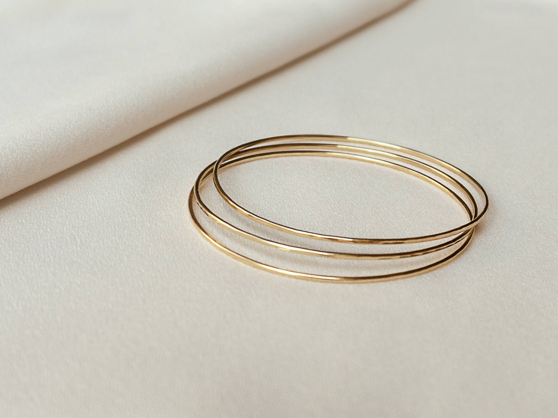Set Von Drei Gehämmerten Goldarmreifen | 14K Gold Filled Armband Dünnes Armreifen Armreif Gehämmerter Einfaches Goldarmband Geschenk von LaurelElaineJewelry